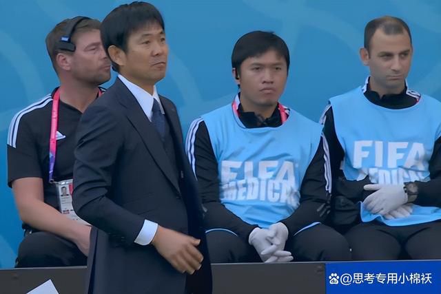 陈泽楷急忙用手机打了一个电话，片刻之后，他敬佩无比的对叶辰说：少爷，您真是料事如神，机场塔台刚刚接到独家私人飞机的申请，他们将在一个小时后降落在这里。